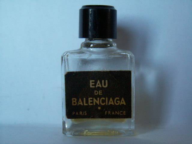 Balenciaga-eaubcnoir.jpg